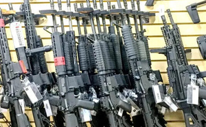 Marché d’armement de 45 milliards FCFA : deux inculpations et un mandat d’arrêt international requis