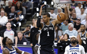Play-offs NBA : Wembanyama revanchard, les Spurs à un succès de la finale de conférence