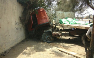 Accident : Un camion transportant du riz fini sa course dans un mur de l'autoroute