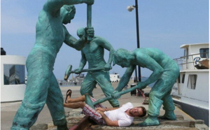 20 personnes qui se sont complètement lâchées en croisant une statue !