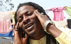 Youssou Ndour offre une voiture au chanteur Baye-Fall Ndiogou Afia
