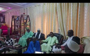 Youssou Ndour rend hommage au Jaaraf Papa Youssou Ndoye lors d’une visite de condoléances à Ouakam