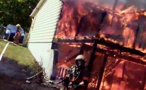 Un pompier filme un impressionnant incendie avec une caméra sur son casque