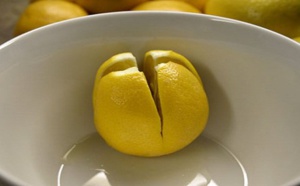 Coupez un citron et mettez-le sur votre table de chevet – voici pourquoi