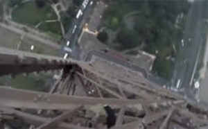 Ils escaladent la Tour Eiffel sans aucune sécurité