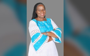 Pauline Mvélé Nambané : caméra en main, poing levé