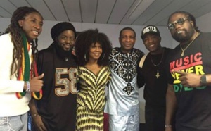 Youssou Ndour en compagnie des membres du groupe « Morgan Heritage »
