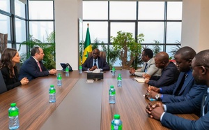 Ahmadou Al Aminou Lo reçoit Dimitri Kerkentzes après une session du BIE à Dakar