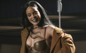 Rihanna : on lui jette un soutien-gorge sur scène, sa réponse est parfaite !