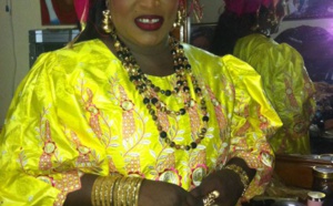 Ngoné Ndiaye Guéweul classe en boubou traditionel
