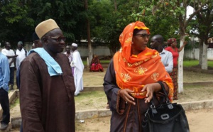 Vidéo et photos - Gambie : Mobilisation de militants et parents devant la Haute Cour de justice pour soutenir Ousaïnou Darboe et Cie
