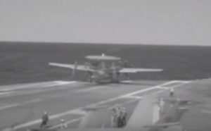 L'appontage vire au drame mais le génie du pilote lui sauve la vie