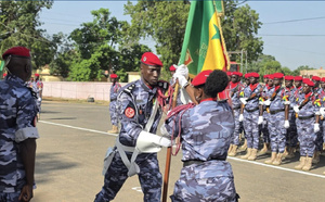 Un sixième contingent du GMI reçoit le drapeau national avant son départ pour Goma