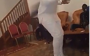 Vidéo : A vous de juger le comportement de ce Oussou BB toujours en compagnie de la gente féminine dans les boites de nuit