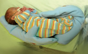 Une mère de famille invente des gants pour réconforter les bébés nés prématurément... Et cette idée de génie fait l'unanimité !