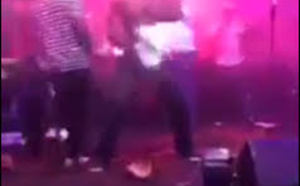 Lac de Guiers 2 déchire son tee-shirt au Concert de Youssou Ndour
