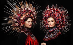 Une styliste ukrainienne recrée des couronnes de fleurs, relançant une tradition vestimentaire symbolisant la fierté nationale !