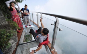 Un pont en verre à 300 mètres au-dessus du vide ? Pour ceux qui ont le vertige, c'est le pont le plus cauchemardesque du monde !