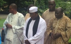 Serigne Mame Mor Mbacké prie sur la tombe de Mohammad Ali