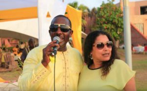Aida Coulibaly, en compagnie du "jumeau" de son mari