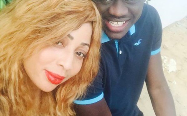 Omoro en toute complicité avec son épouse