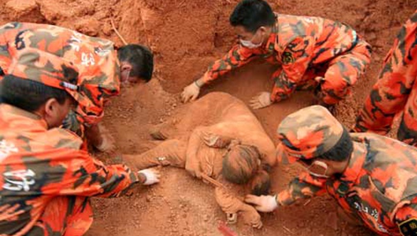 Les secours découvrent le cadavre d’une mère enterrée avec son fils