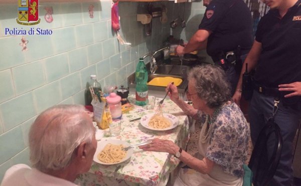 Des policiers cuisinent pour un couple de retraités après leur service