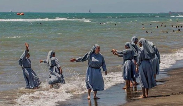 Italie : Un imam fait polémique en diffusant une photo de religieuses à la plage
