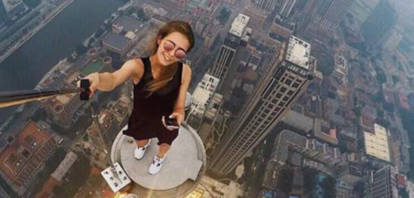 Elle prend les selfies les plus dangereux au monde