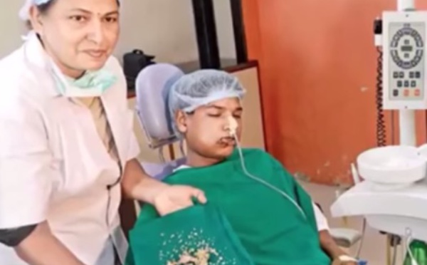 Des chirurgiens retirent 232 dents de la bouche d'un Indien de 17 ans