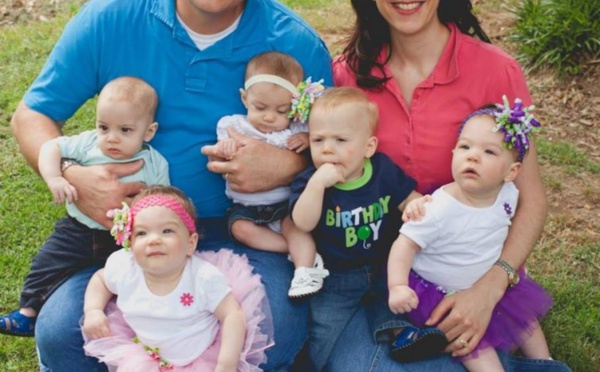 Une femme ignorant sa grossesse de jumeaux adopte des triplés