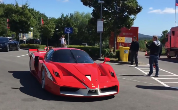 Contemplez les deux Ferraris, la Lamborghini, l’Aston Martin et le Bugatti Veyron du propriétaire de Chelsea, Roman Abramovich
