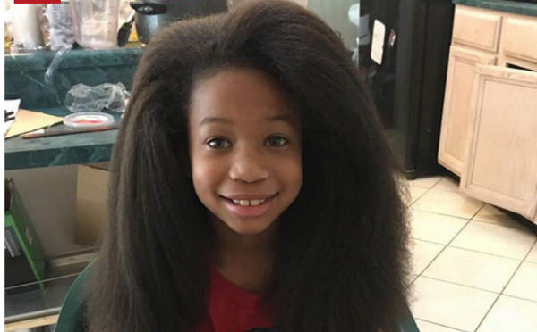 Ce garçon se rase la tête pour donner ses cheveux aux enfants atteints d'un cancer 