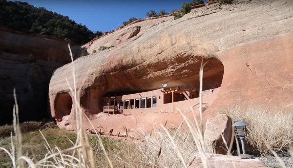 Un couple construit une maison incroyable au coeur d’un canyon