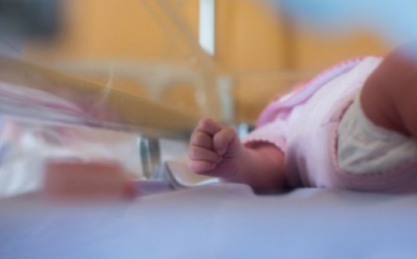 Naissance du premier enfant avec trois parents biologiques