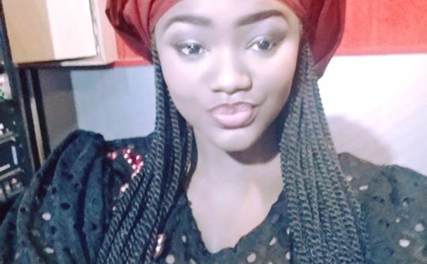 Photos - Fama Thioune, une beauté éternelle en taille basse rouge noir !