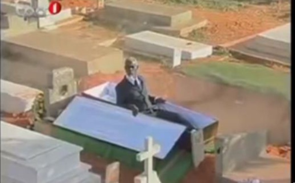 Vidéo: c'est le sauve qui peut dans un enterrement à Luanda, la cadre se réveille...