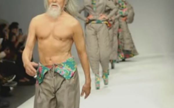 À 80 ans, Deshun Wang continue les défilés de mode