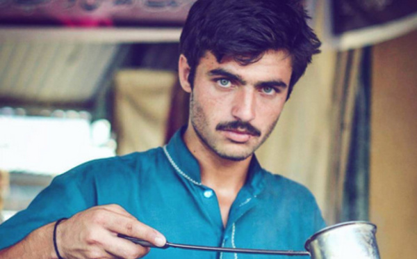 Pakistan : le vendeur de thé aux beaux yeux devenu mannequin grâce à Internet
