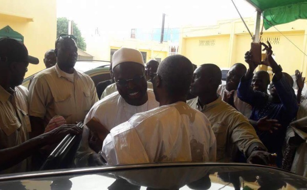 Photo: Accolade entre Tanor et Khalifa chez le Khalife des Mourides