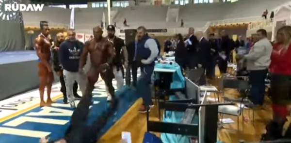 Furieux sur le jury, ce bodybuilder craque complètement (regardez)