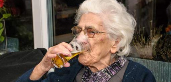 Insolite : Robertine, 96 ans, boit entre 12 et 20 bières par jour (avec l'accord de son médecin)