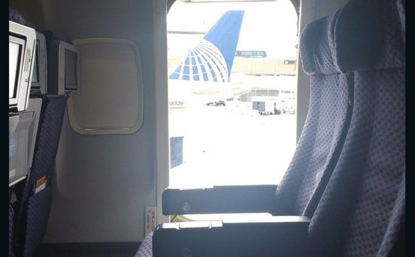 Une femme saute d'un avion qui venait juste d'atterrir