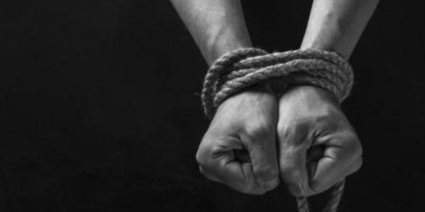 Amoureux de sa jeune étudiante, un homme organise un faux kidnapping pour "jouer les héros'