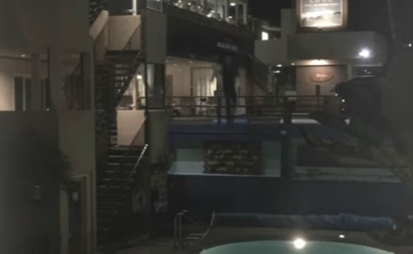 Vidéo: Il veut sauter dans une piscine du 3e étage... mais rate sa cible
