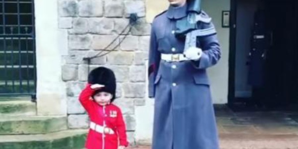 Ce petit garçon a réussi à faire fondre le cœur de ce soldat de la Garde royale britannique