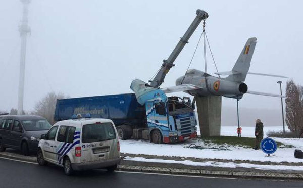 Incroyable: Un camion percute un avion...