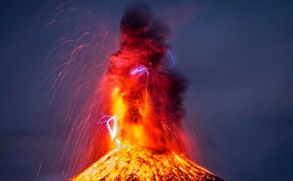 Incroyable éruption du volcan de Colima de Mexico, regardez