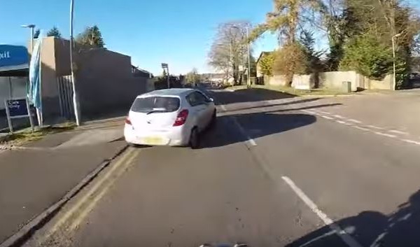 Vidéo-Insolite: Un automobiliste fait un doigt à un motard, qui va finir par se venger