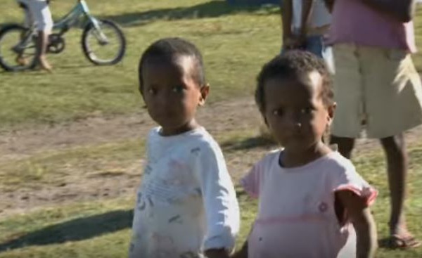  L'histoire dramatique et le calvaire des jumeaux maudits à Madagascar (vidéo)